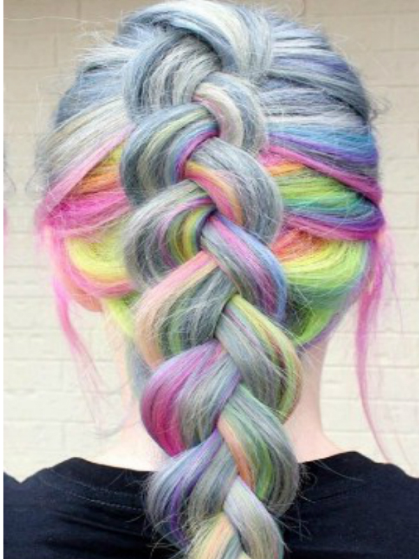 Holographic hair: il nuovo trend per capelli da fata