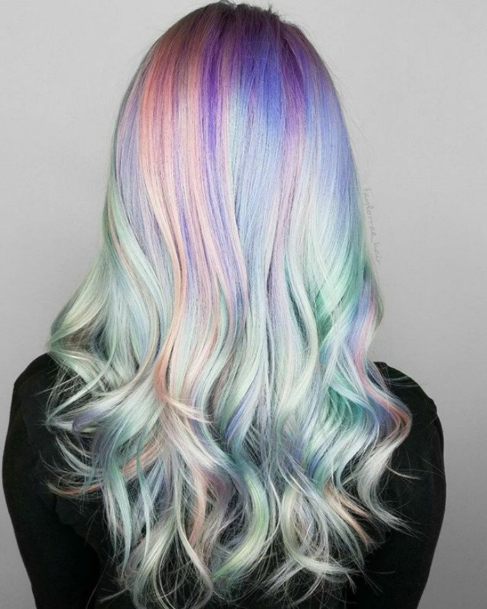 Holographic hair: il nuovo trend per capelli da fata