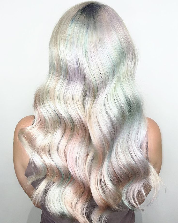 Holographic hair: il nuovo trend per capelli da fata