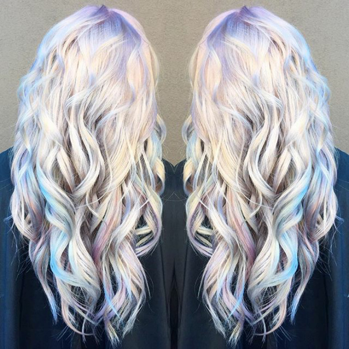 Holographic hair: il nuovo trend per capelli da fata