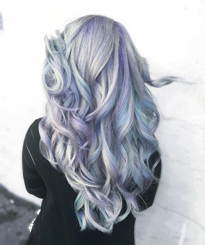 Holographic hair: il nuovo trend per capelli da fata