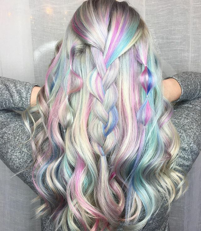 Holographic hair: il nuovo trend per capelli da fata