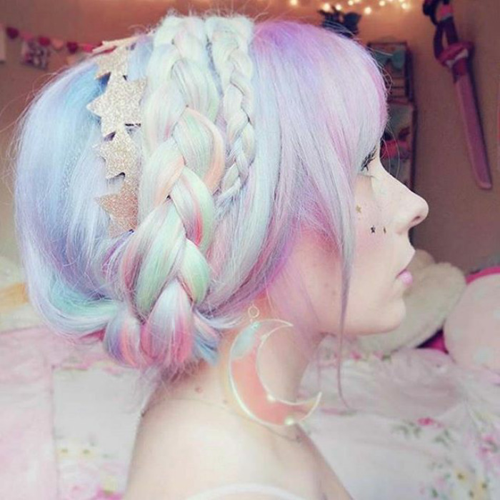 Holographic hair: il nuovo trend per capelli da fata