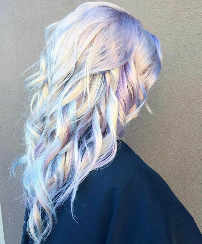 Holographic hair: il nuovo trend per capelli da fata