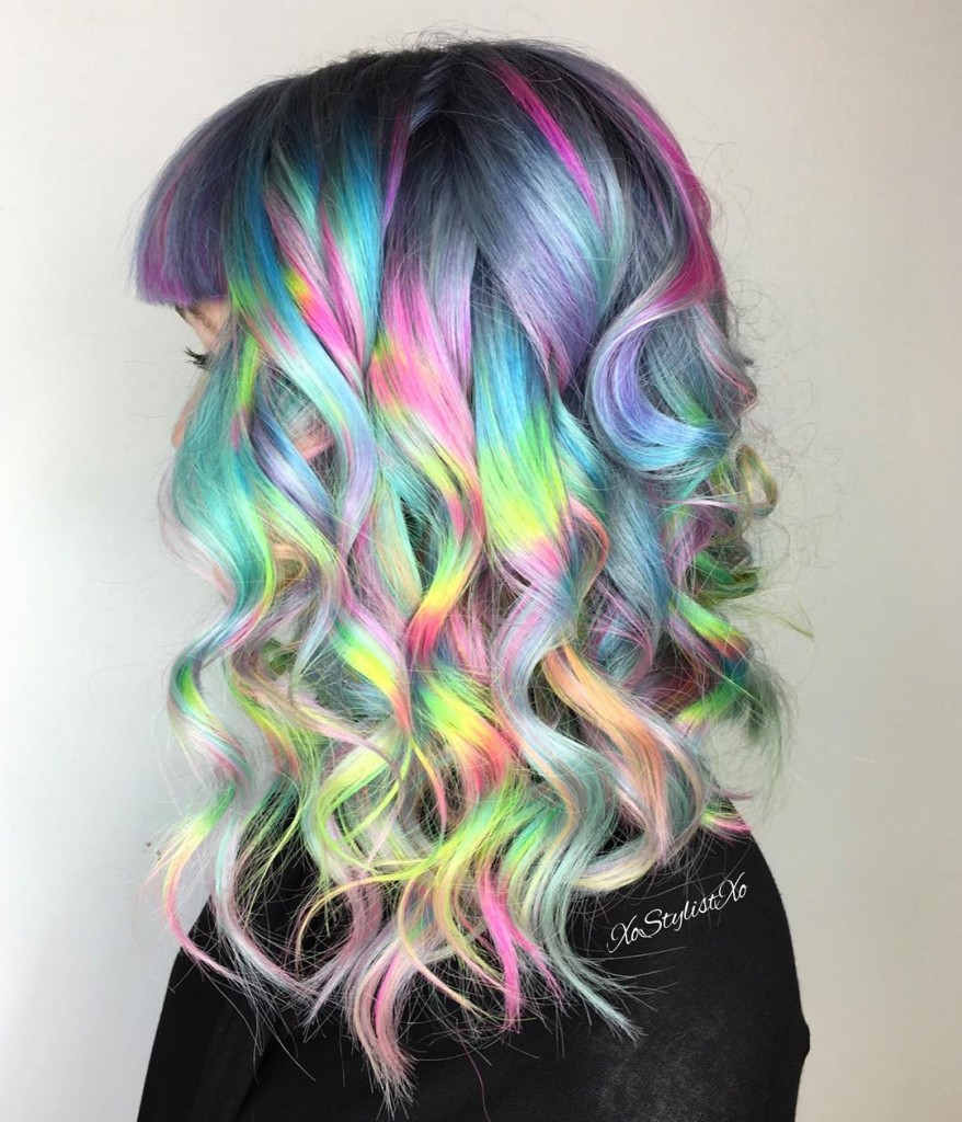 Holographic hair: il nuovo trend per capelli da fata