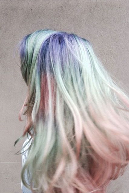 Holographic hair: il nuovo trend per capelli da fata