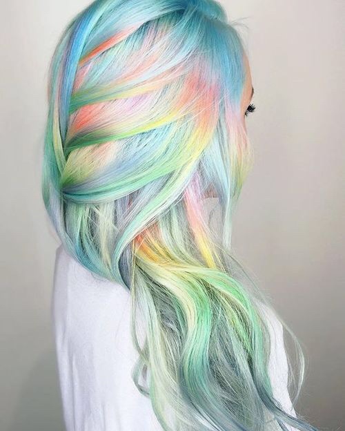 Holographic hair: il nuovo trend per capelli da fata