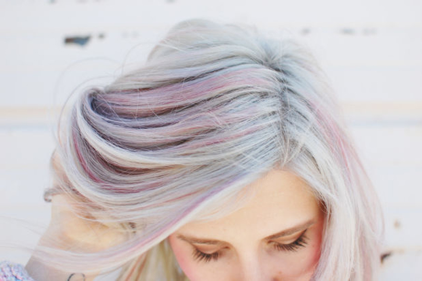 Holographic hair: il nuovo trend per capelli da fata